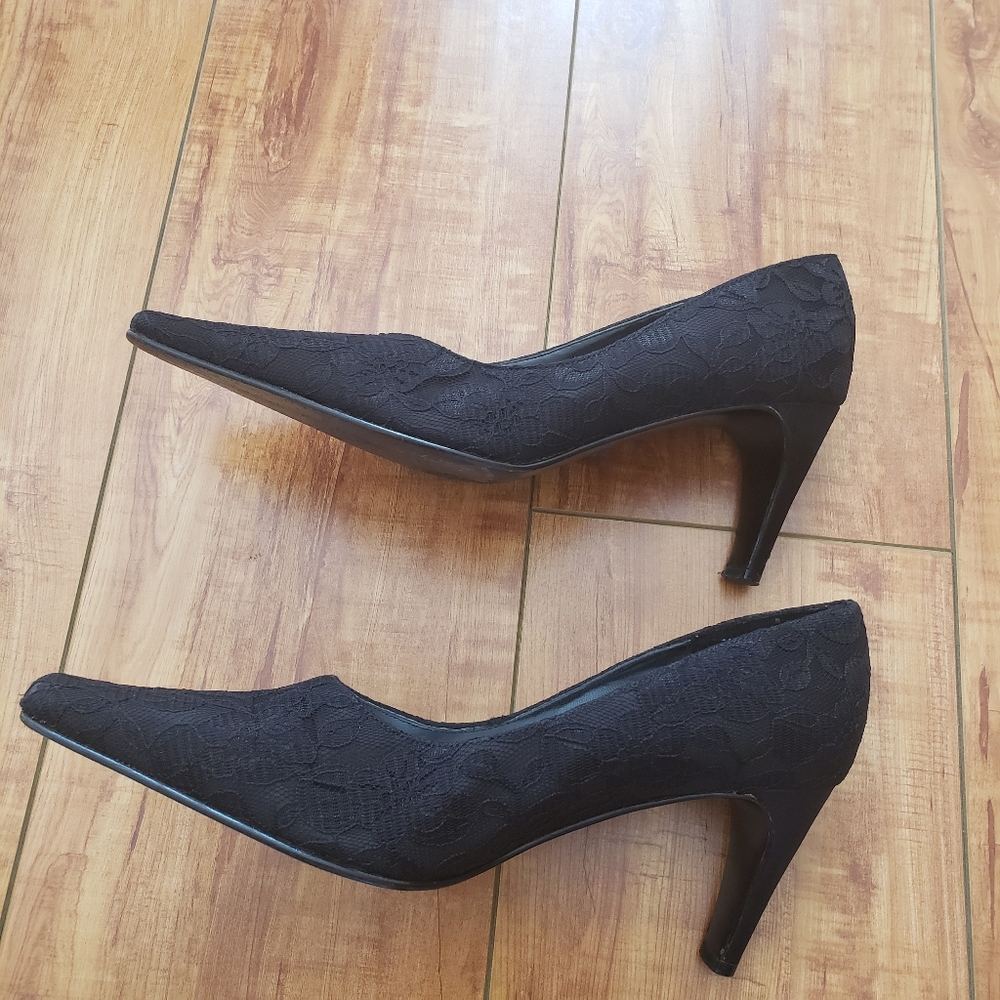 Women’s Jennifer Moore low heel Pump in black lace. - Picture 2 of 6
